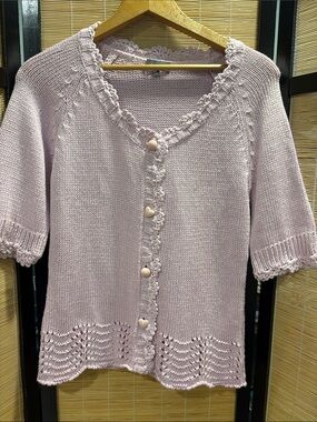 per una Pale Lavender Knit Short-Sleeve Cardigan with Heart Buttons